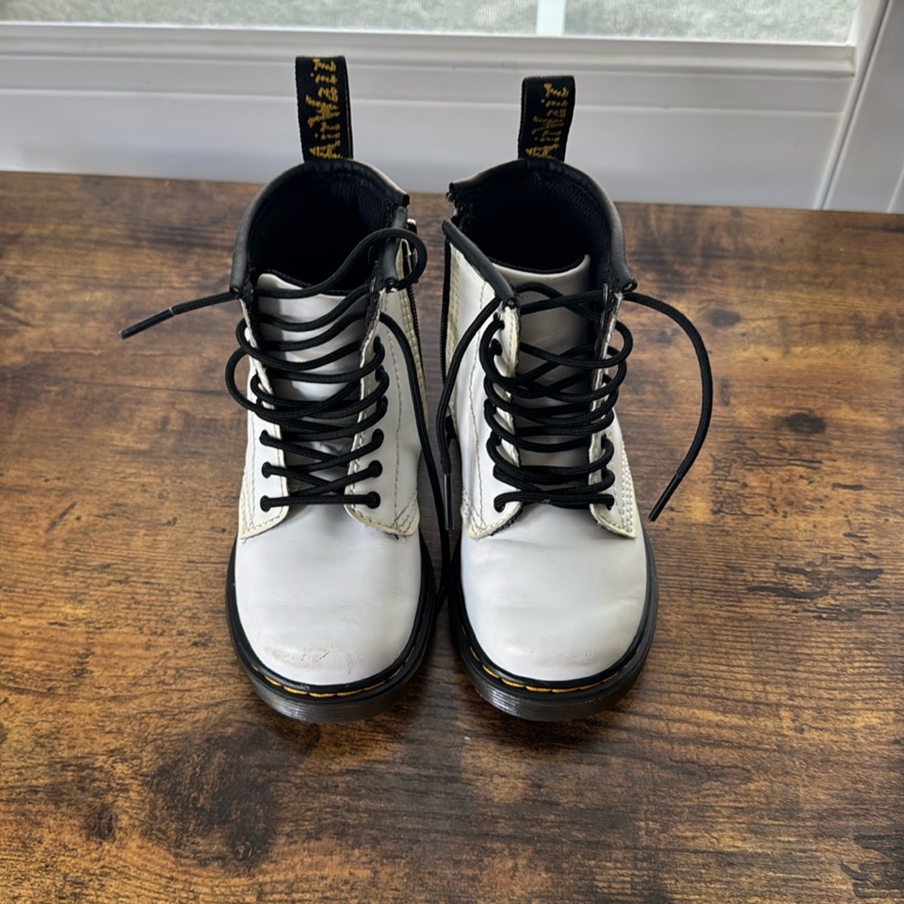 Dr Martens lace white boot  size 8 toddler